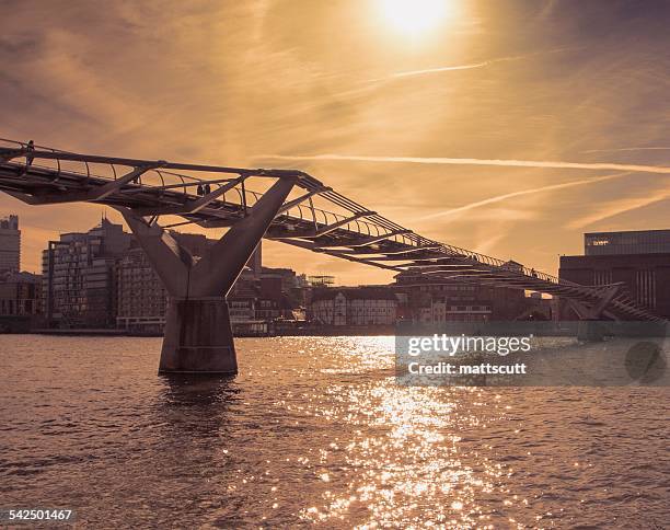 united kingdom, england, london, millennium bridge at sunny day - mattscutt 個照片及圖片檔