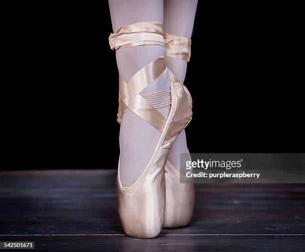 ballerina standing en pointe - tween heels stock pictures, royalty-free photos & images