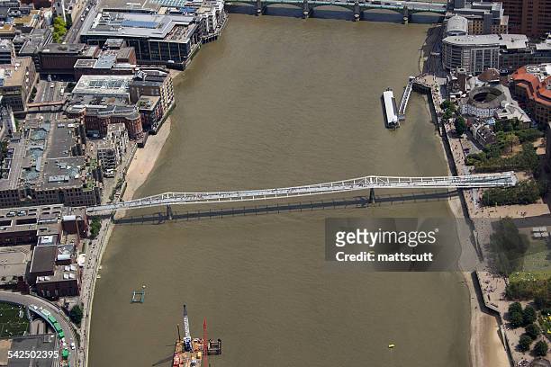 united kingdom, london, aerial view of millennium bridge - mattscutt imagens e fotografias de stock