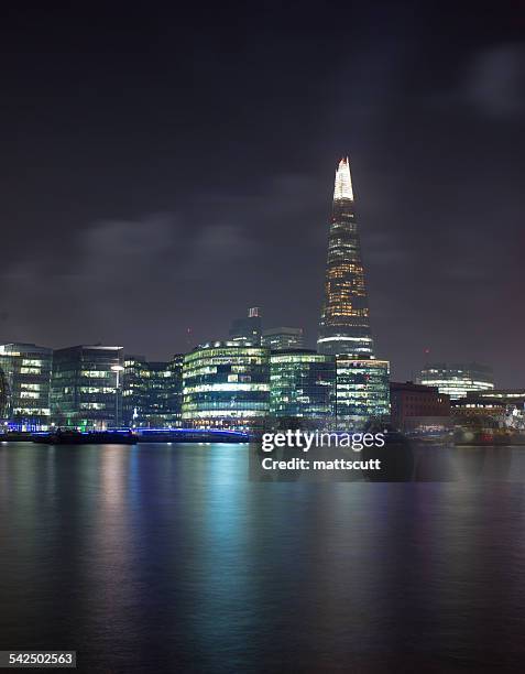 united kingdom, london, shard skyscraper illuminated at night and thames river in foreground - mattscutt imagens e fotografias de stock