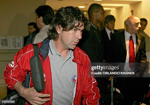 El atacante Marcelo Salas llega a un hotel con la seleccion de Chile en Brasilia el 02 de septiembre de 2005. Chile enfrentara a Brasil el domingo...