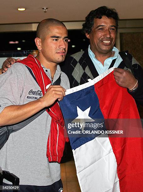 Jorge Acuna, del selecionado chileno de futbol, posa con un hincha a su llegada al hotel en Brasilia el 02 de setiembre de 2005. Chile enfrentara a...