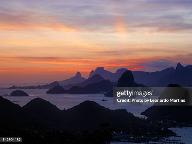 o pôr do sol visto de niterói - pôr do sol fotografías e imágenes de stock