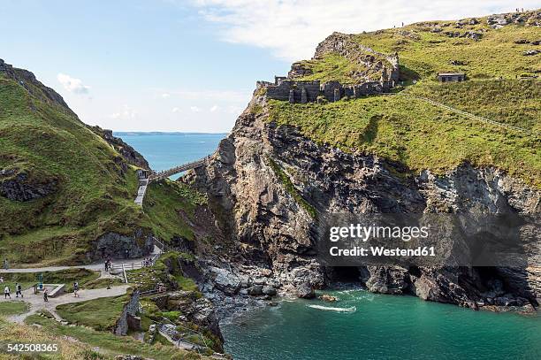 united kingdom, england, cornwall, tintagel, bridge to tintagel castle - tintagel stockfoto's en -beelden