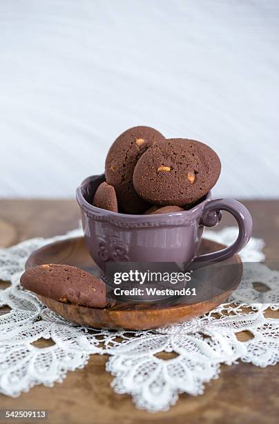 cup of chocolate cookies with chunks of white chocolate - virkad duk bildbanksfoton och bilder