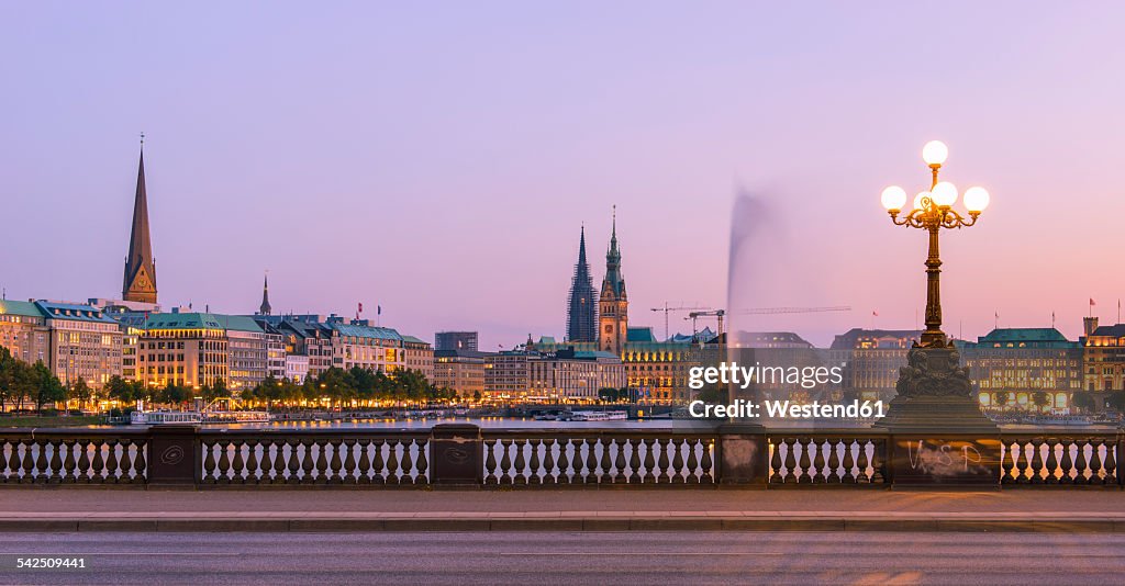 Germany, Hamburg, Inner Alster Lake, View from the Lombard bridge in the evening