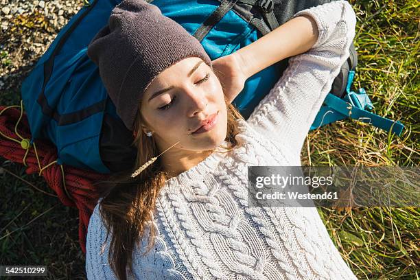 austria, tyrol, tannheimer tal, young hiker having a rest - brizna de hierba fotografías e imágenes de stock