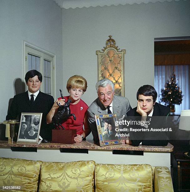 Italian actor Vittorio De Sica and his wife Maria Mercader with their children Manuel and Christian in their house. Rome, 15th November 1966