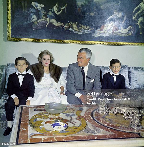 Italian actor and director Vittorio De Sica and his wife Maria Mercader with their sons Manuel e Christian sitting on the sofa in their house. Rome,...