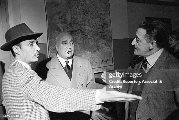 Italian actor Totò , Italian director Steno and Italian publisher Angelo Rizzoli talking during a break on the set of Letto a tre piazze. 1960