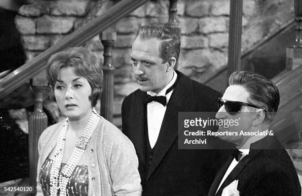 Italian actors Totò , Raimondo Vianello and Lauretta Masiero in Sua Eccellenza si fermò a mangiare. 1961
