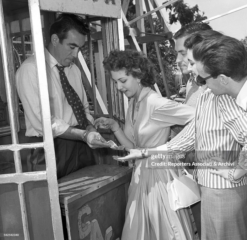 Anthony Quinn, Elizabeth Root and Sherry Moreland on the set of City Beneath the Sea