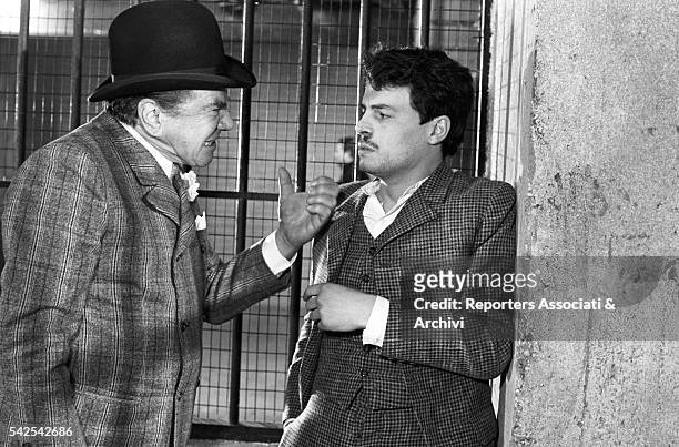 American actor Lionel Stander, as lieutenant Joe Petrosino, questioning Italian actor Michele Placido in The Black Hand. 1973