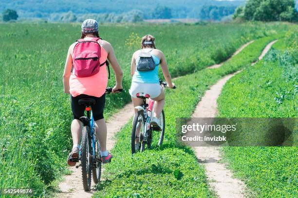 radfahren mädchen auf sommertag - high noon stock-fotos und bilder