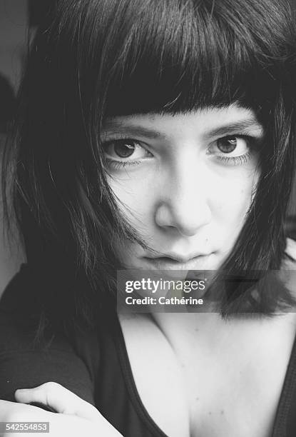 femme fatale with intense eyes - femme de face imagens e fotografias de stock