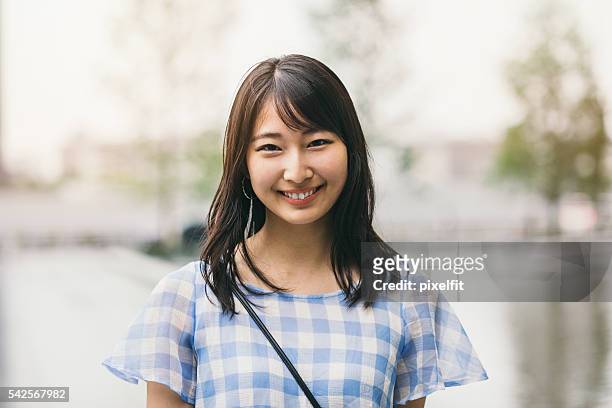 10 代の少女の笑顔  - 若い カワイイ 女の子 日本人 ストックフォトと画像