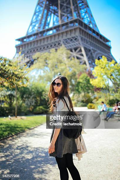 young woman walking and relaxing in paris - destination fashion 2016 stockfoto's en -beelden
