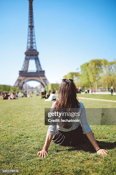 young woman relaxing in paris - destination fashion 2016 stockfoto's en -beelden