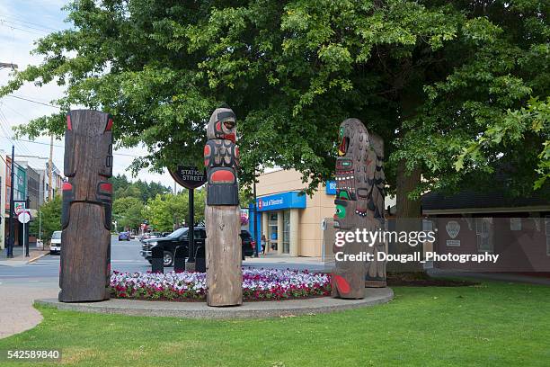 duncan, british columbia street scene and totem poles - duncan stock pictures, royalty-free photos & images