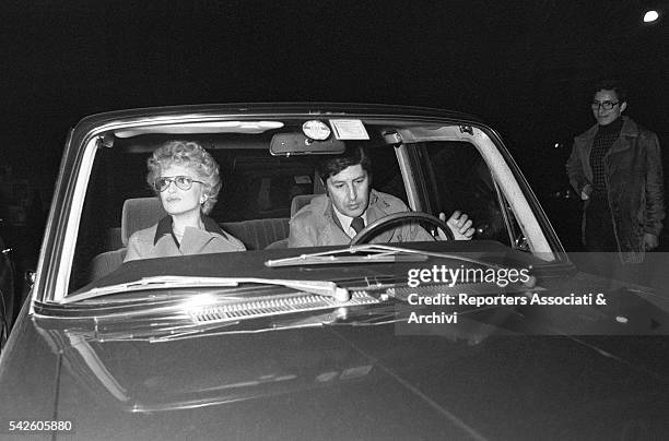 Italian singer Mina and Italian director Antonello Falqui in a car. 1970s