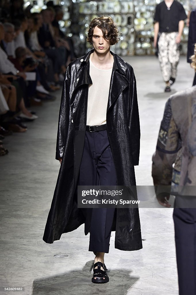 Dries Van Noten : Runway - Paris Fashion Week - Menswear Spring/Summer 2017