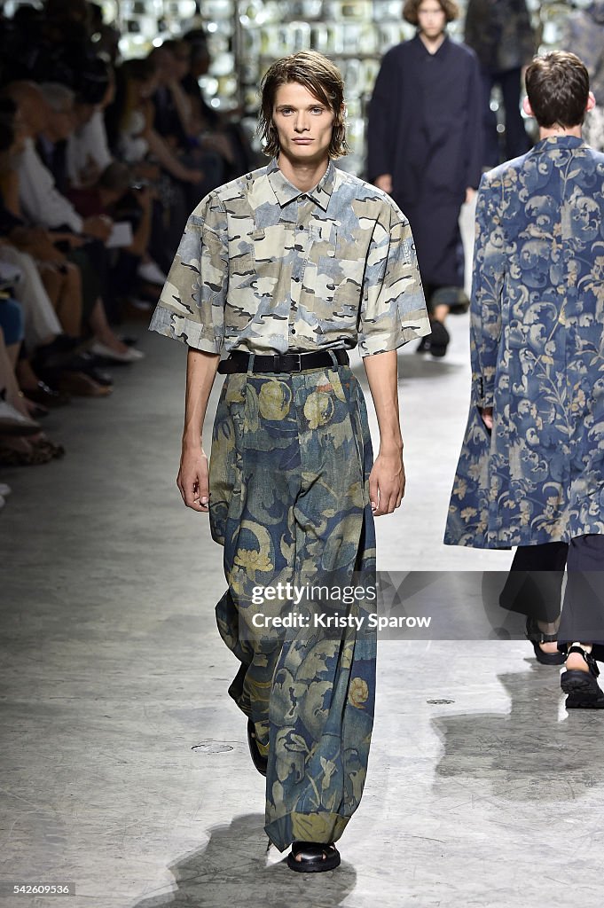 Dries Van Noten : Runway - Paris Fashion Week - Menswear Spring/Summer 2017