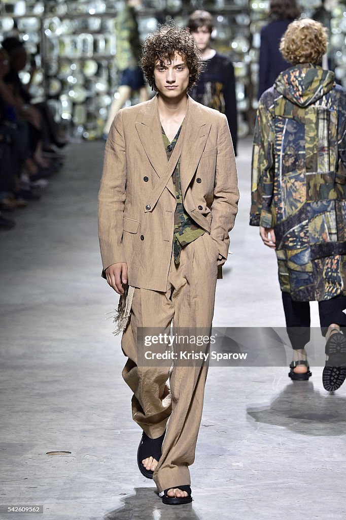 Dries Van Noten : Runway - Paris Fashion Week - Menswear Spring/Summer 2017