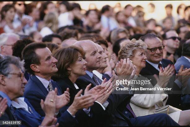 François Mitterrand et ses invités applaudissent Julien Clerc.