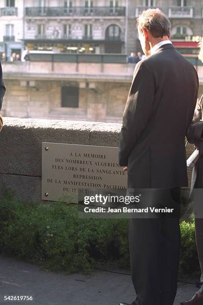 Le maire de Paris Bertrand Delanoë a dévoilé mercredi matin une plaque en hommage aux victimes de la manifestation de 17 Octobre 1961, sur l'Ile de...