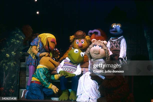 Jim Henson's Muppets visit London during The Muppet Show on Tour in 1987. The Muppets gather around Kermit the Frog on stage. Clockwise are Scooter,...