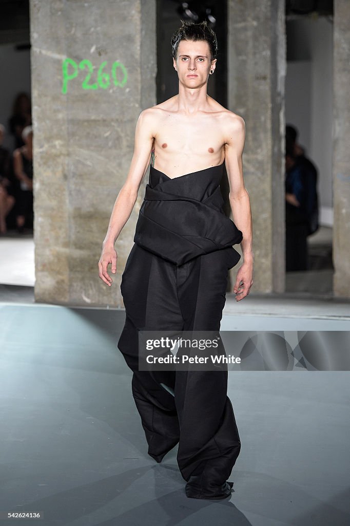 Rick Owens : Runway - Paris Fashion Week - Menswear Spring/Summer 2017