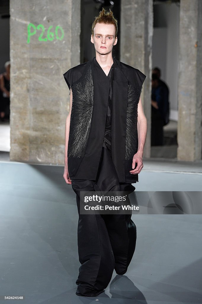 Rick Owens : Runway - Paris Fashion Week - Menswear Spring/Summer 2017