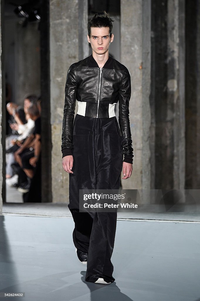 Rick Owens : Runway - Paris Fashion Week - Menswear Spring/Summer 2017