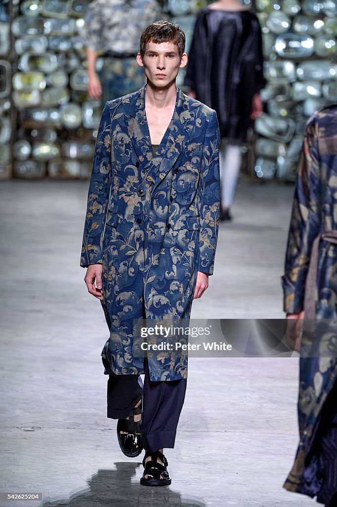 Dries Van Noten : Runway - Paris Fashion Week - Menswear Spring/Summer 2017