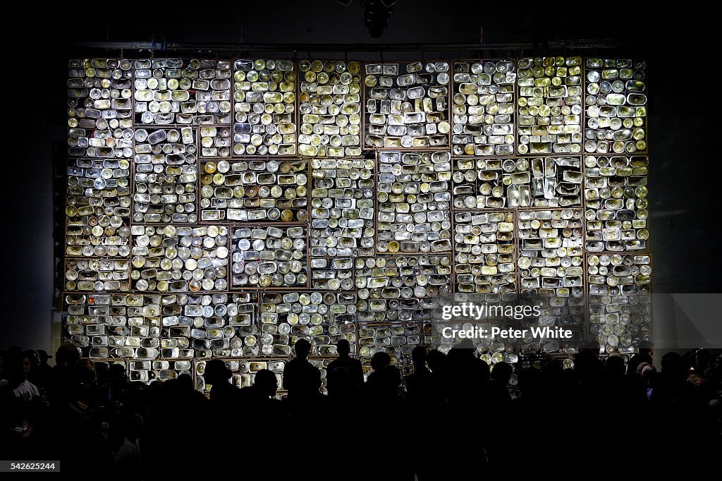 Dries Van Noten : Runway - Paris Fashion Week - Menswear Spring/Summer 2017