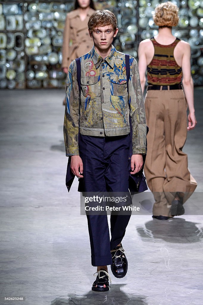 Dries Van Noten : Runway - Paris Fashion Week - Menswear Spring/Summer 2017