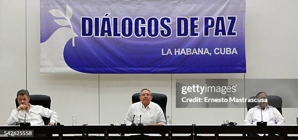 Colombian President Juan Manuel Santos, Cuban President Raul Castro and FARC's leader Timoleon Jimenez "Timonchenko" attend a ceremony to sign a...