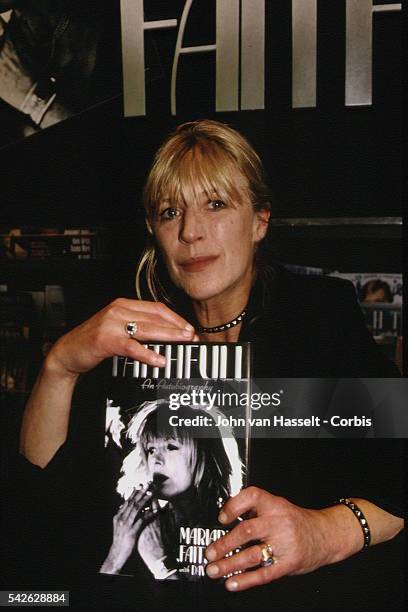 Marianne Faithfull avec son livre "Faithfull, an autobiography".