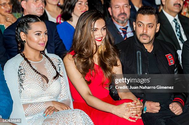 Actresses Sonakshi Sinha and Deepika Padukone attend the press conference for the 17th edition of IIFA Awards at the Palace Hotel on June 23, 2016 in...