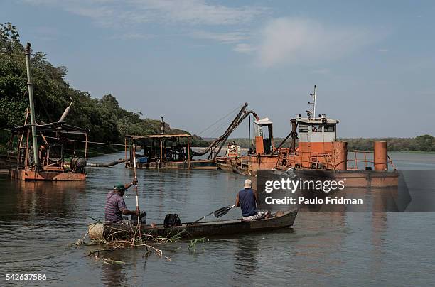 Fishermen rowing their boat on Sao Francisco river. Pirapora, Minas Gerais, Brazil, October 11th 2014.
