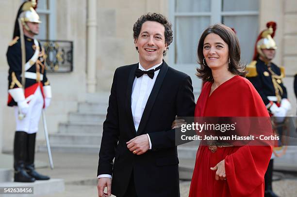 President Francois Hollande of France hosts a state dinner honoring Queen Elizabeth II and Prince Philip Duke of Edinburgh at the Elysée Palace in...