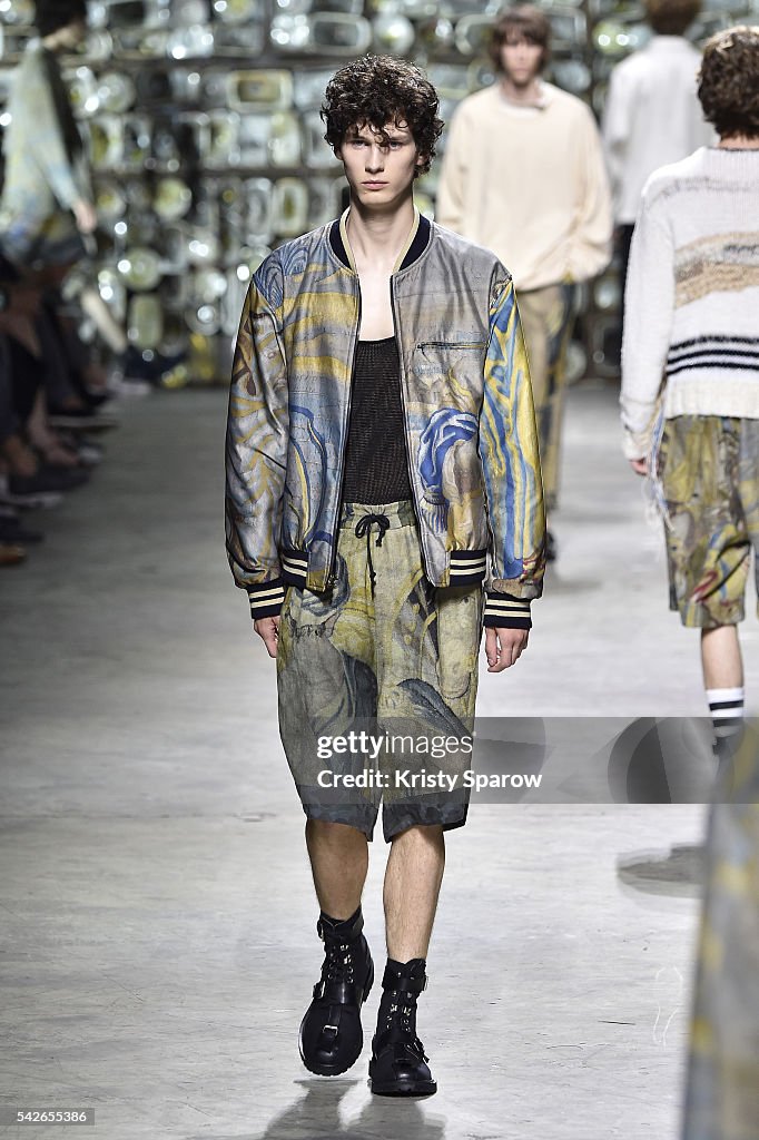 Dries Van Noten : Runway - Paris Fashion Week - Menswear Spring/Summer 2017