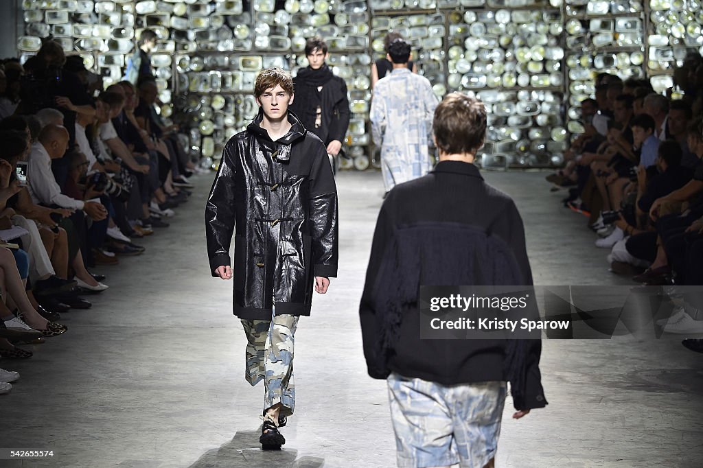 Dries Van Noten : Runway - Paris Fashion Week - Menswear Spring/Summer 2017