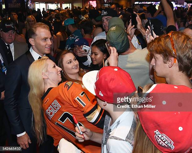 Patrick Kane of the Chicago Blackhawks poses with fans as he arrives at the 2016 NHL Awards at the Hard Rock Hotel & Casino on June 22, 2016 in Las...