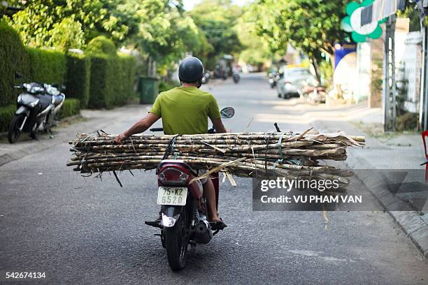 Motorcycle Overloading 4,149 Overloaded Motorbike Stock Photos, High-Res Pictures, and Images ...