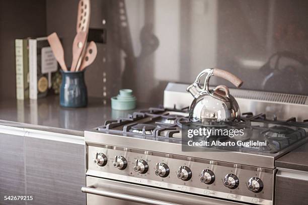 tea kettle on the stove - cocina electrodomésticos fotografías e imágenes de stock