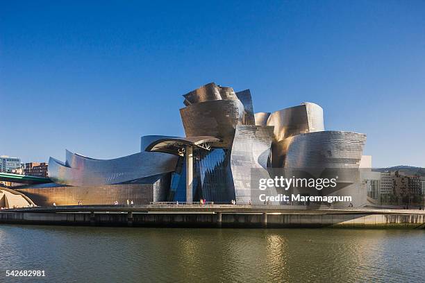 guggenheim museum and bilbao river - bilbao spain photos et images de collection