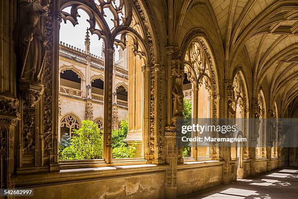 san juan de los reyes monastery, the cloister - castilië la mancha stockfoto's en -beelden