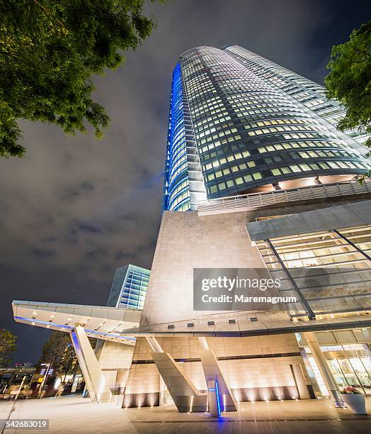 roppongi, view of mori tower - 六本木ヒルズ ストックフォトと画像