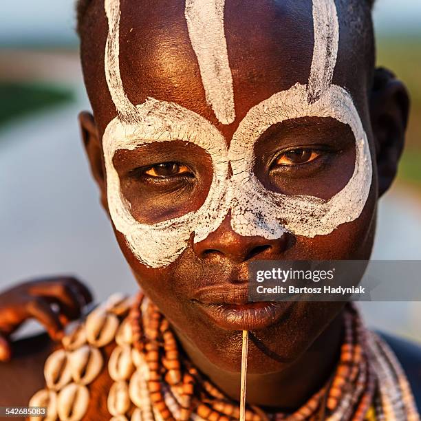 young woman from karo tribe in southern ethiopia - african tribal face painting 個照片及圖片檔